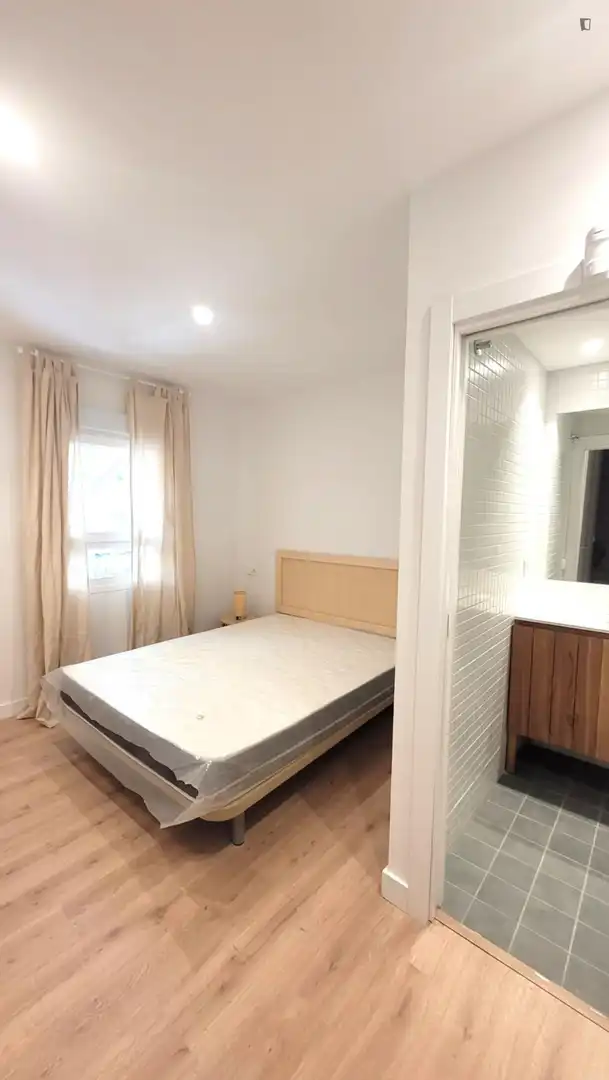 Dormitori de Apartament de lloguer en  Madrid Capital amb Aire condicionat, Moblat i Forn