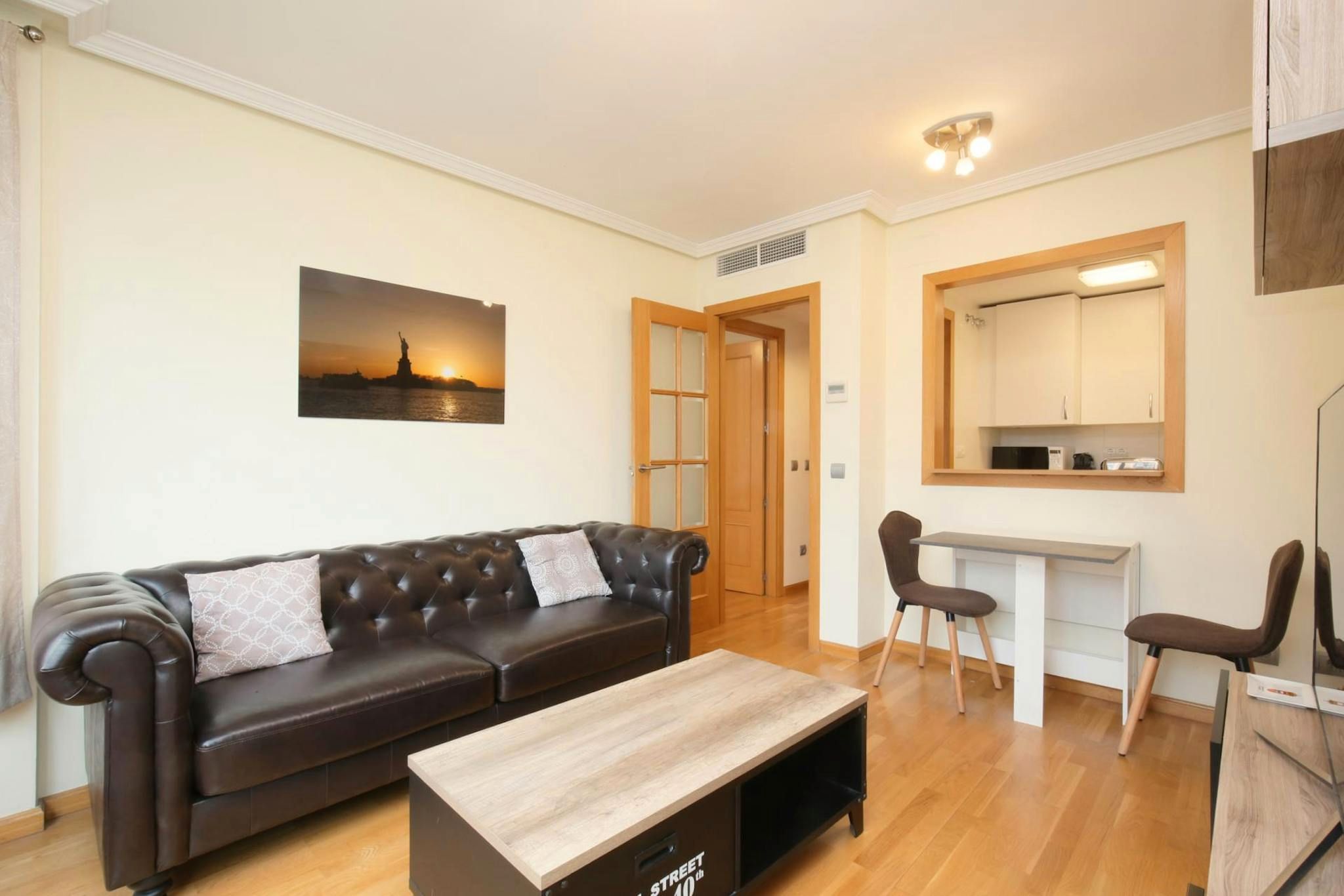 Living room of Flat to rent in  Madrid Capital  with Air Conditioner, Heating and Furnished