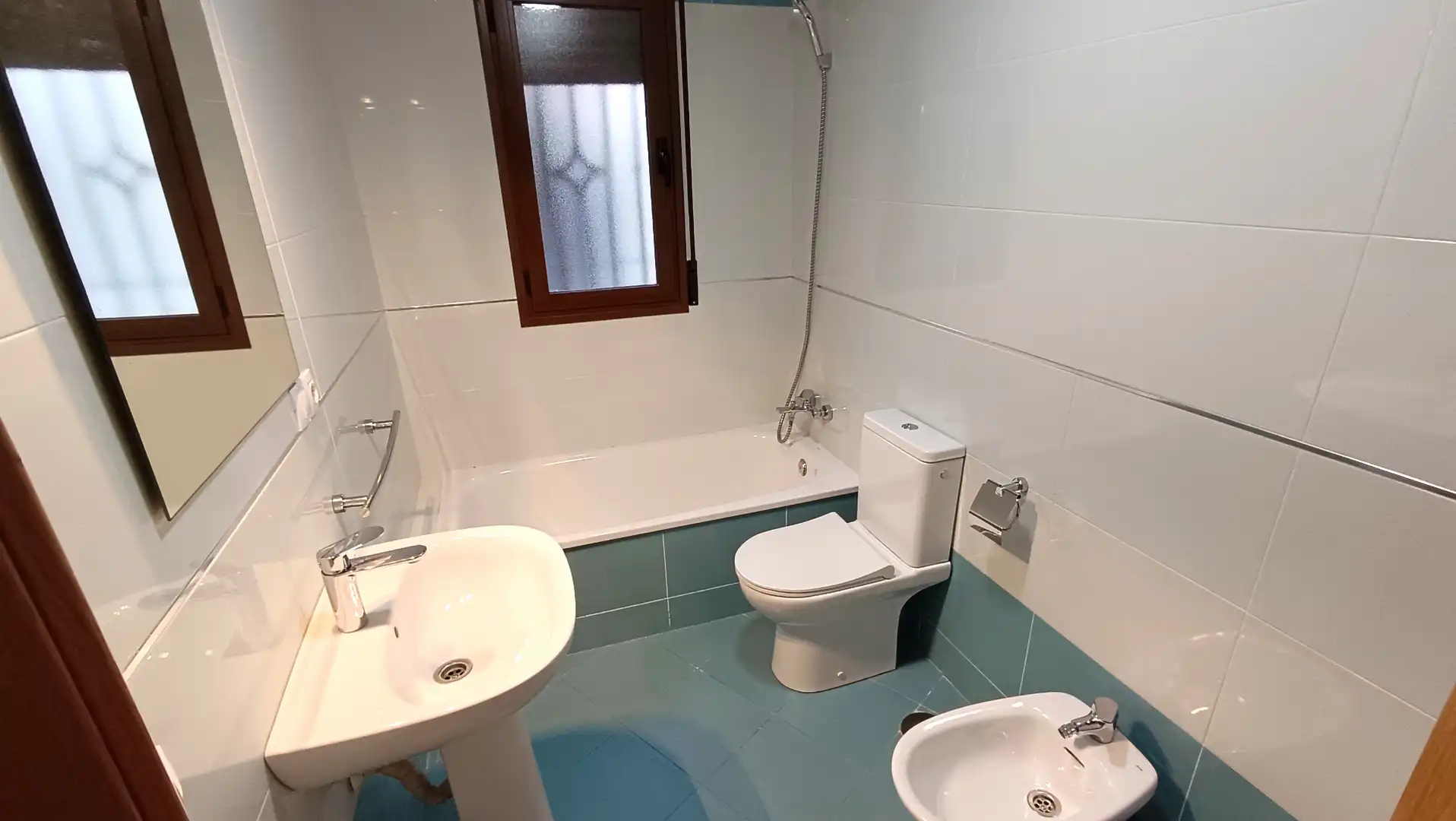 Baño de Piso de alquiler en La Zubia con Aire acondicionado, Amueblado y Balcón