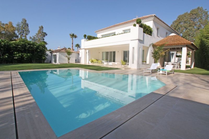 Swimming pool of House or chalet to rent in Marbella  with Air Conditioner, Private garden and Terrace
