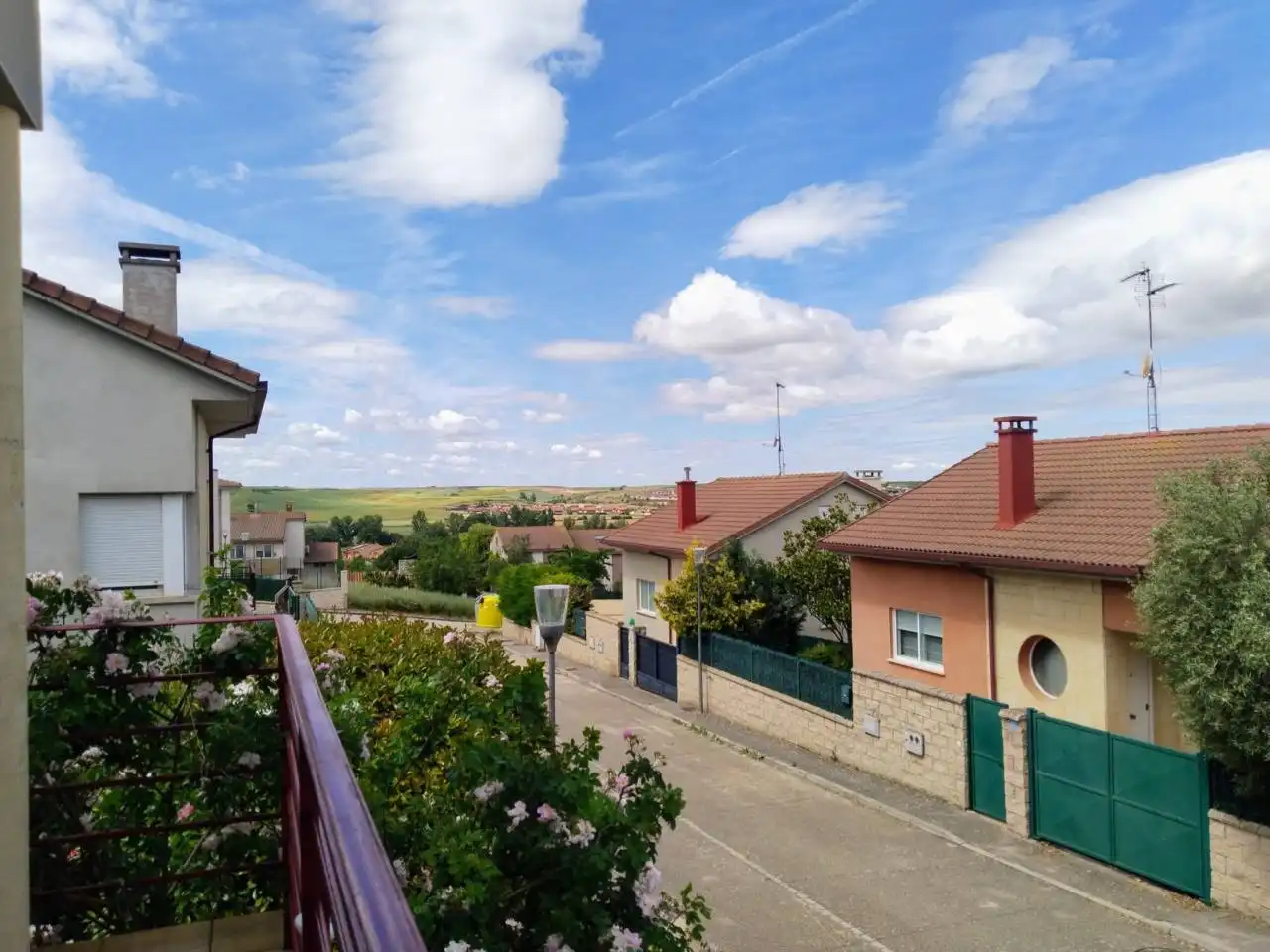Vista exterior de Casa o xalet en venda en Villariezo amb Calefacció, Jardí privat i Parquet