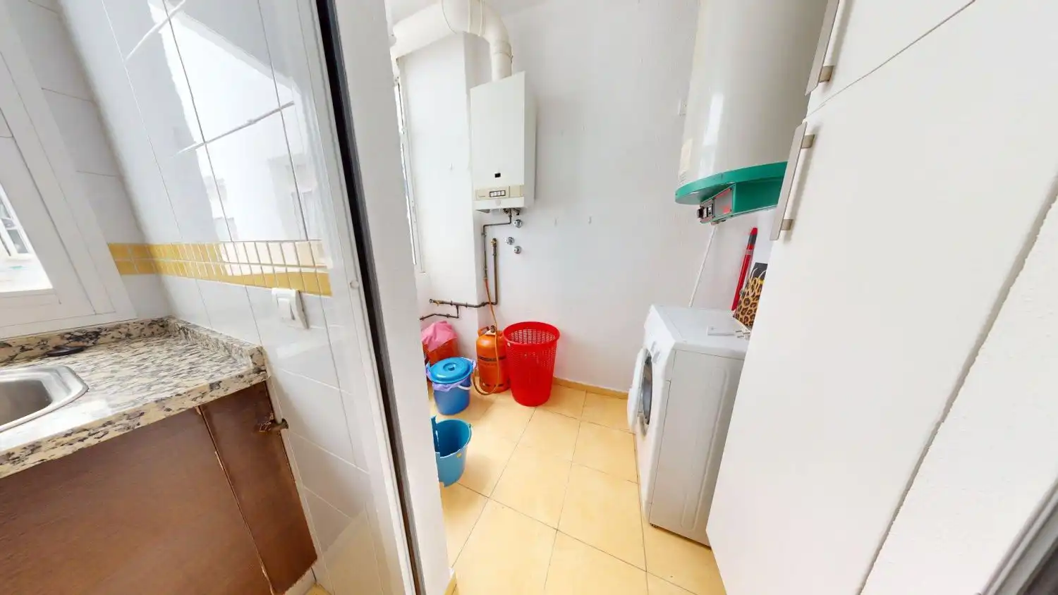 Kitchen of Flat for sale in Sevilla  with Air Conditioner and Storage room