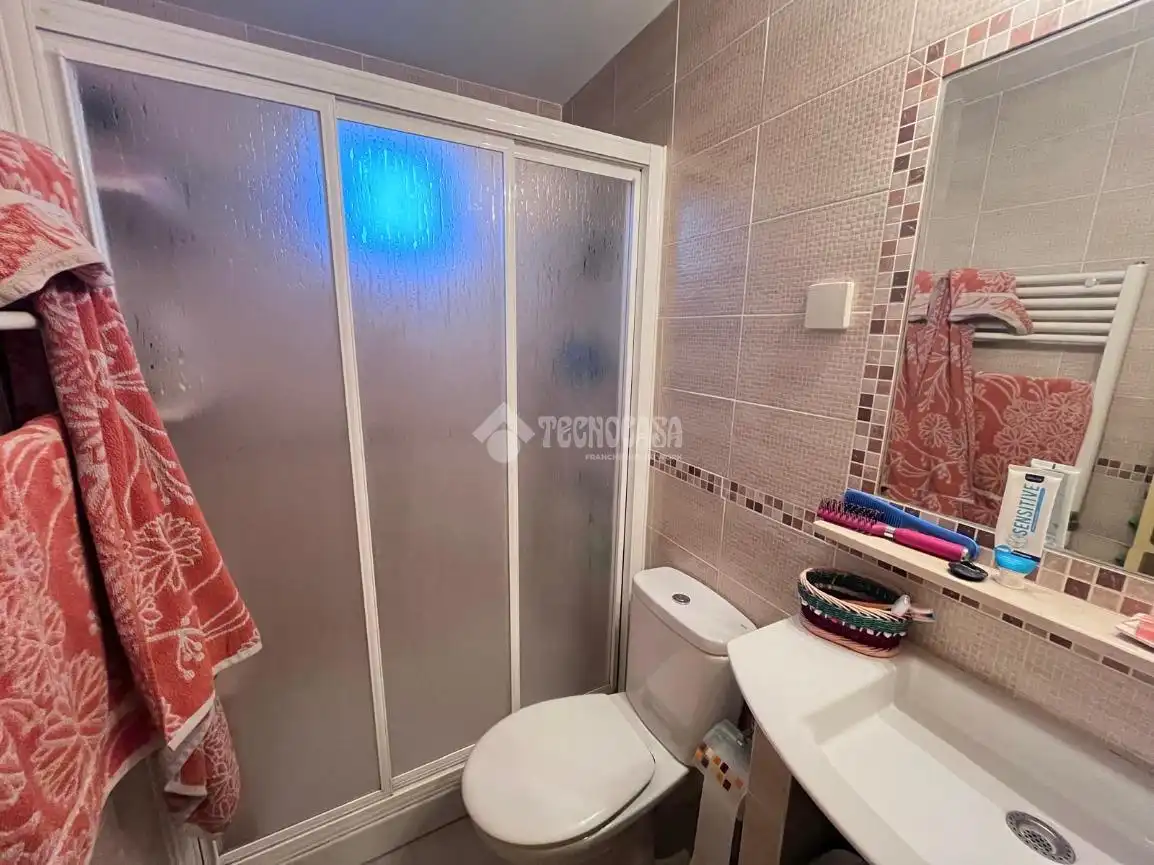Baño de Casa o chalet en venta en Los Navalmorales con Aire acondicionado, Calefacción y Amueblado