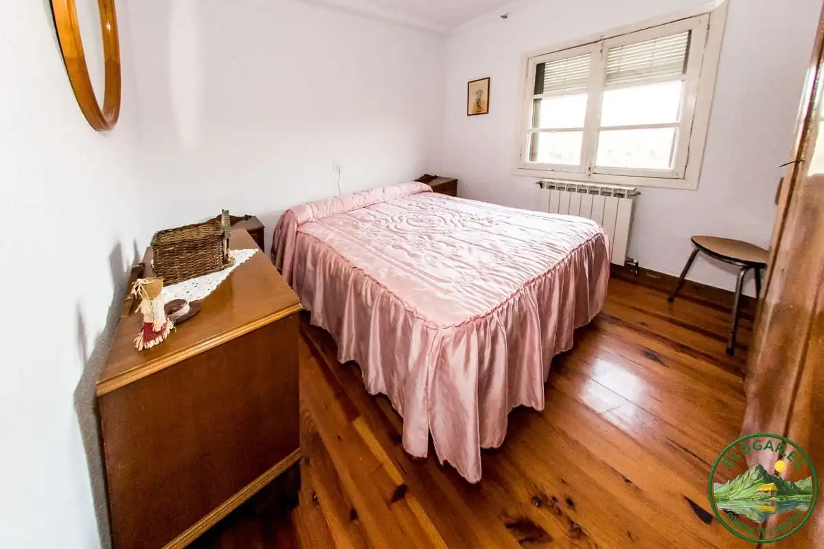 Schlafzimmer von Haus oder Chalet zum Verkauf in Corullón mit Heizung, Privatgarten und Parkett