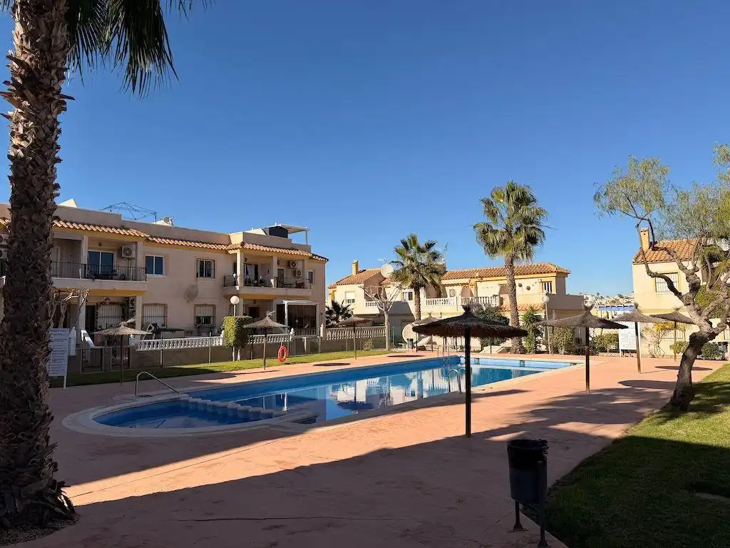 Piscina de Casa o xalet en venda en Orihuela amb Aire condicionat, Jardí privat i Terrassa
