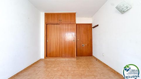Ubicado en una segunda planta de un edificio sin ascensor, este piso destaca por su excelente distribución y su ambiente cálido y
