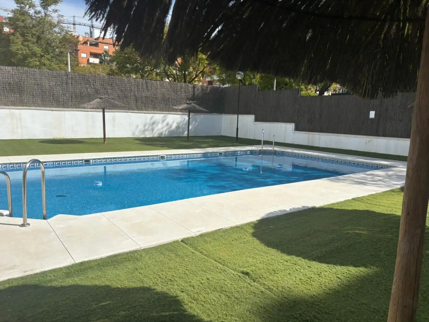 Schwimmbecken von Wohnung zum Verkauf in Bormujos mit Klimaanlage, Terrasse und Abstellraum