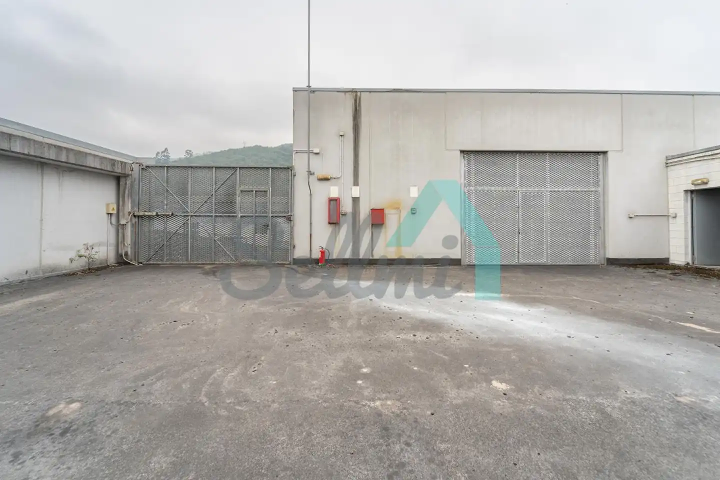 Vista exterior de Nave industrial en venta en Oviedo 