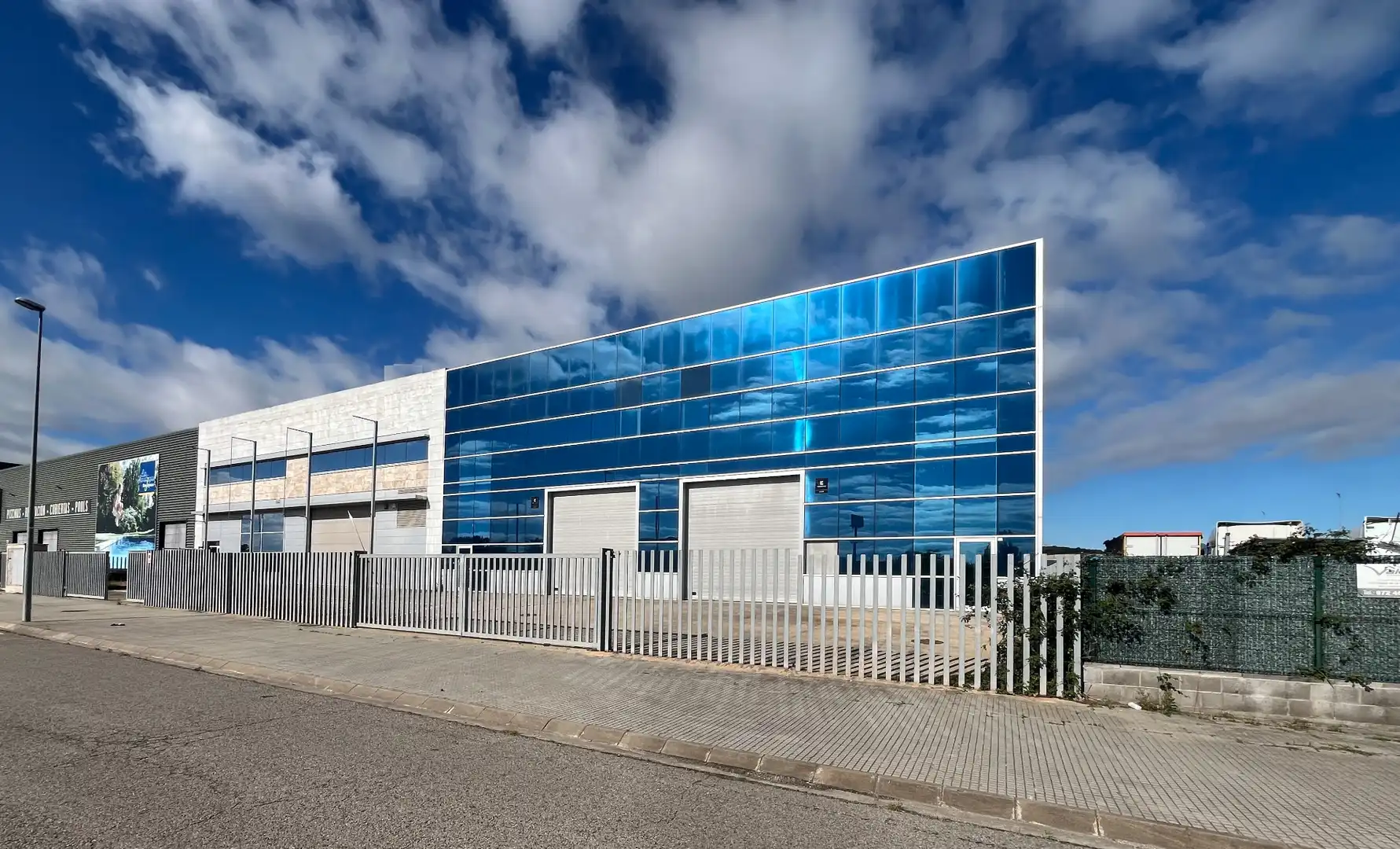 Vista exterior de Nave industrial en venta en Salt con Calefacción y Alarma