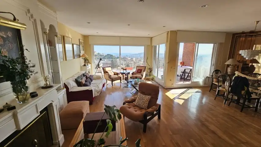 Sala d'estar de Casa o xalet en venda en Barcelona amb Aire condicionat, Calefacció i Jardí privat