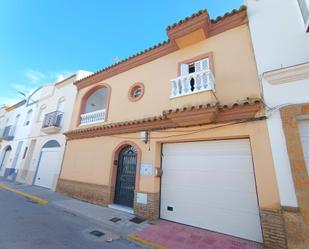 Vista exterior de Casa o xalet en venda en Chiclana de la Frontera amb Terrassa, Traster i Balcó