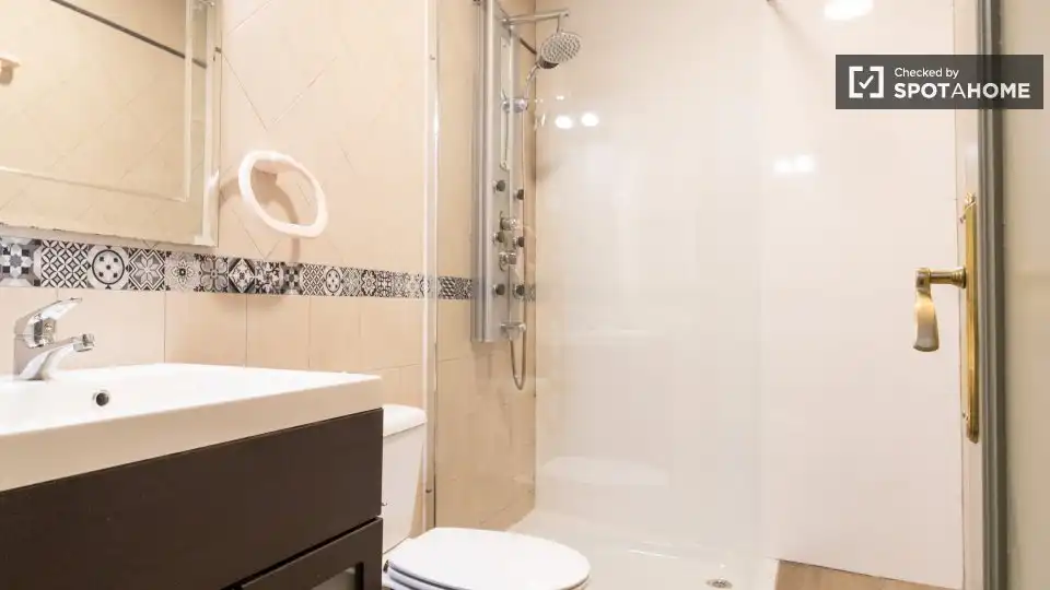 Baño de Piso de alquiler en Madrid con Aire acondicionado, Calefacción y Amueblado