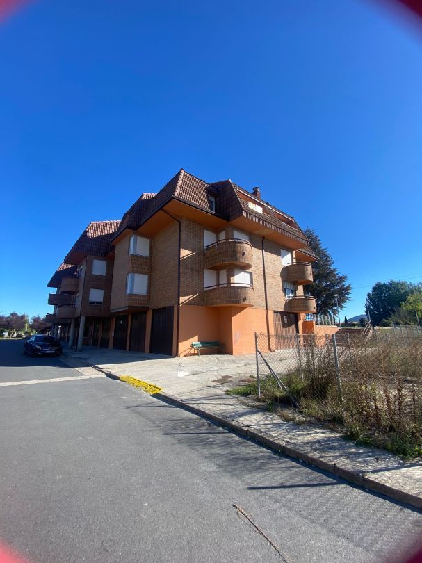 Vista exterior de Pis en venda en Medina de Pomar amb Calefacció, Jardí privat i Piscina