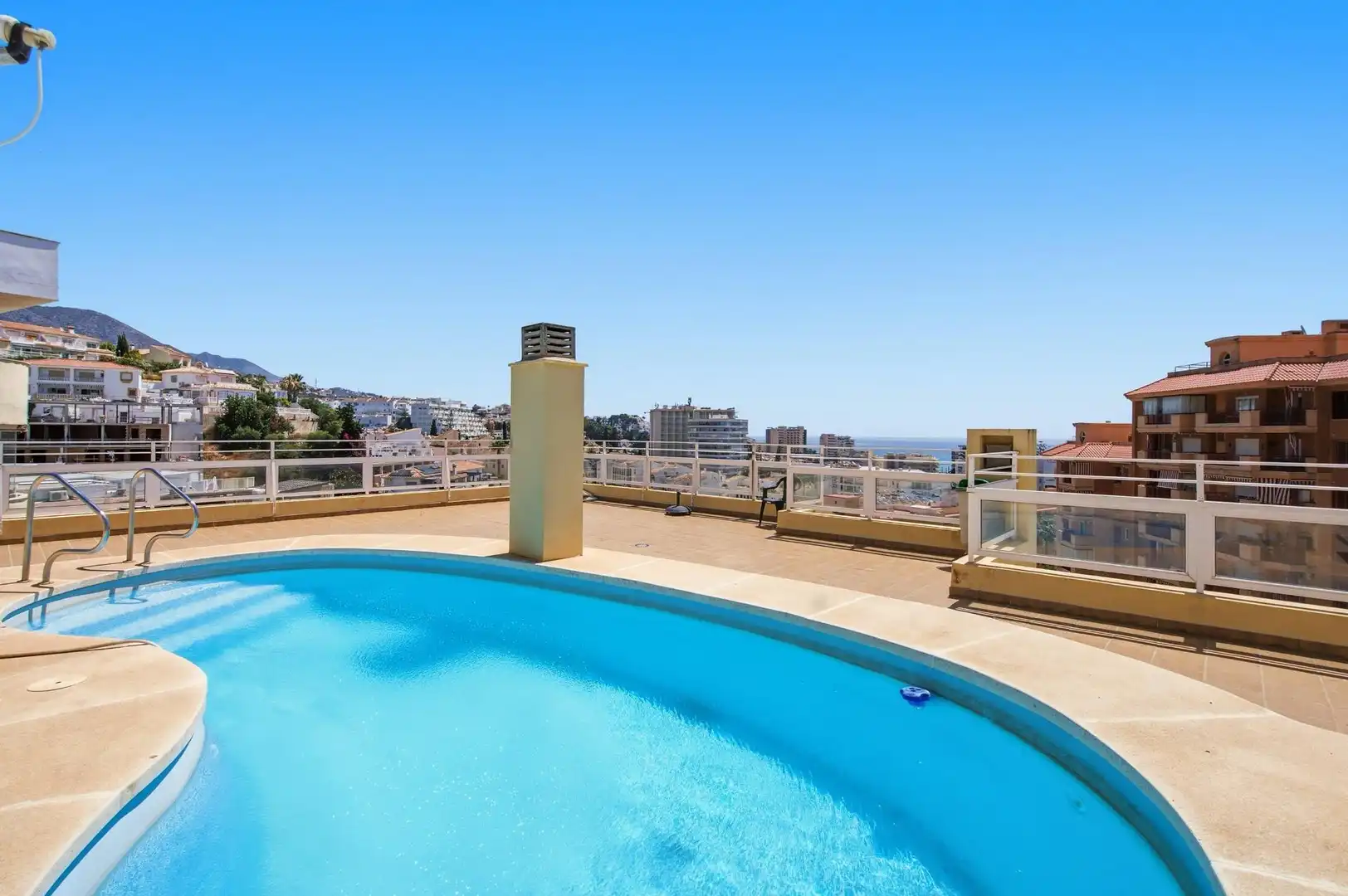 Piscina de Pis de lloguer en Fuengirola amb Aire condicionat, Terrassa i Moblat