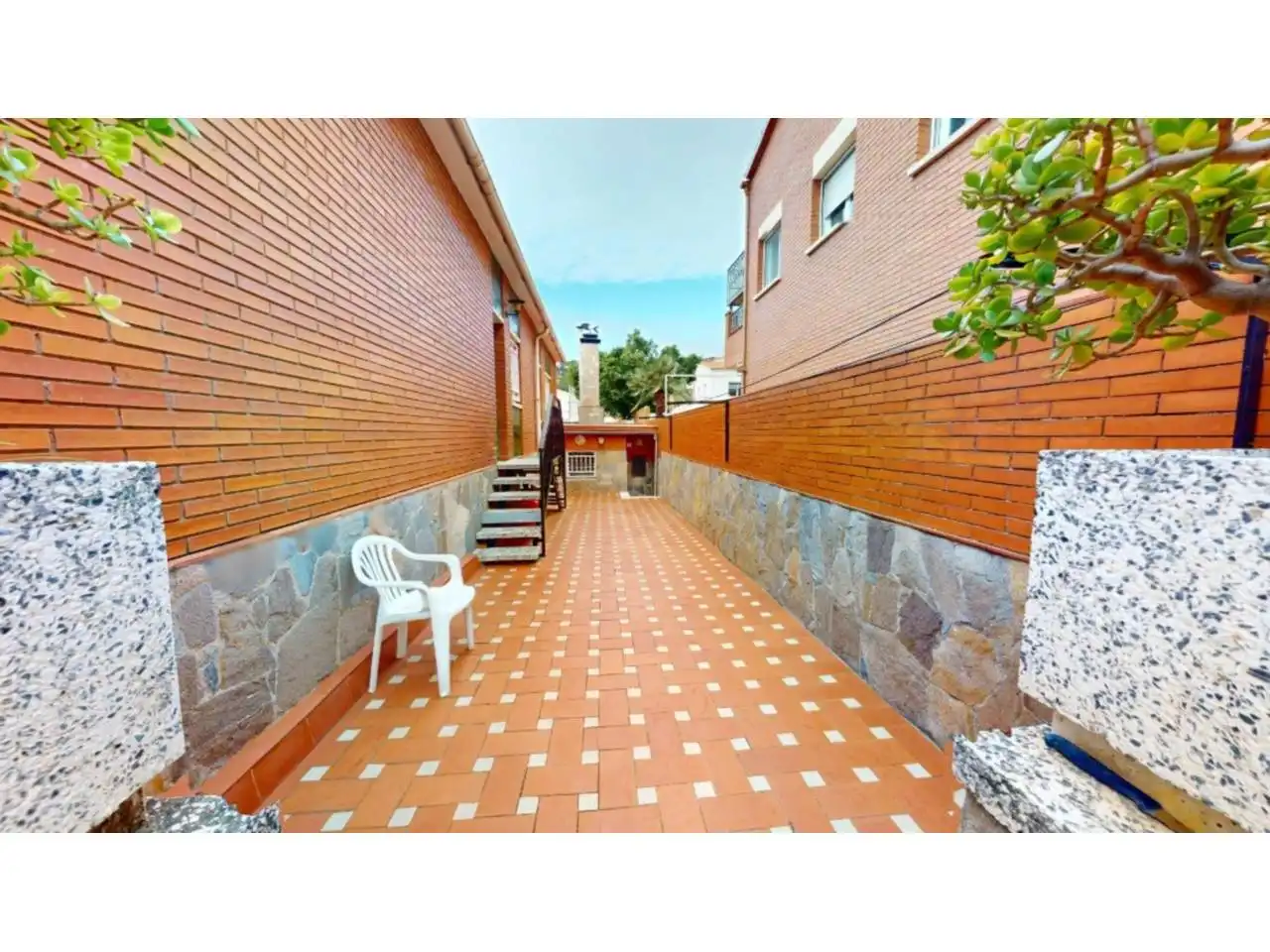 Vista exterior de Casa o xalet en venda en Viladecans amb Calefacció, Jardí privat i Terrassa
