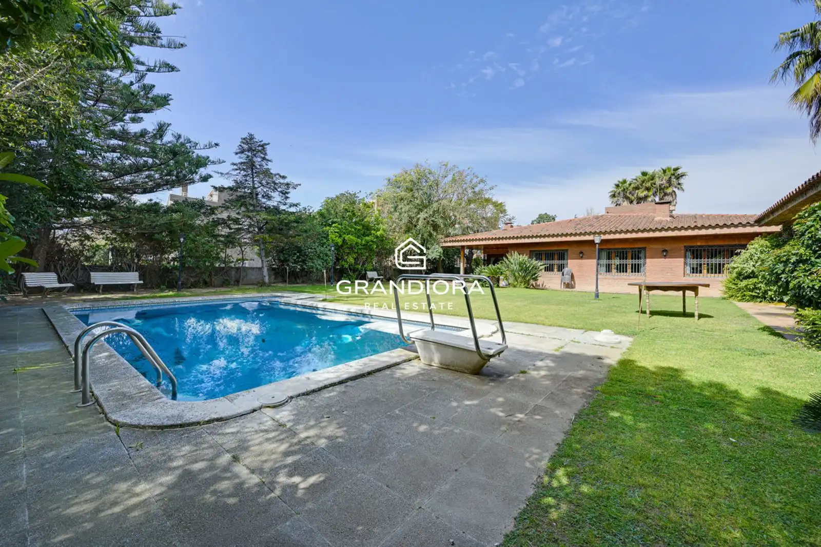 Jardí de Casa o xalet en venda en Cerdanyola del Vallès amb Aire condicionat i Piscina