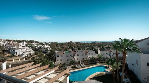 Vive como un Rey en este Ático Dúplex de Ensueño en Aloha Royal Disfruta de vistas panorámicas al mar, un ambiente lujoso y una u