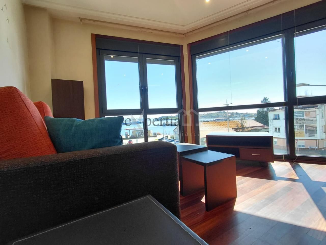 Sala d'estar de Pis de lloguer en A Pobra do Caramiñal amb Calefacció, Parquet i Moblat