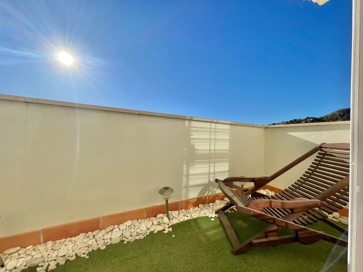Terrasse von Einfamilien-Reihenhaus zum Verkauf in Málaga mit Klimaanlage, Heizung und Privatgarten