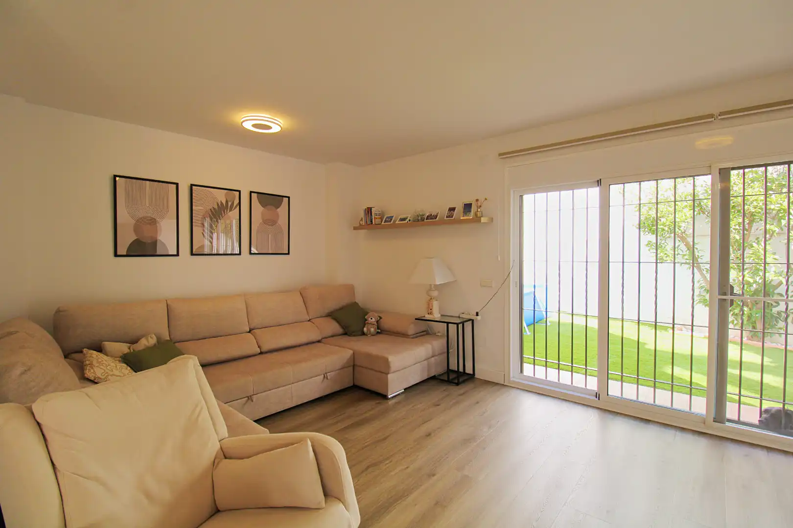 Sala de estar de Casa adosada en venta en Alhaurín de la Torre con Aire acondicionado, Jardín privado y Terraza