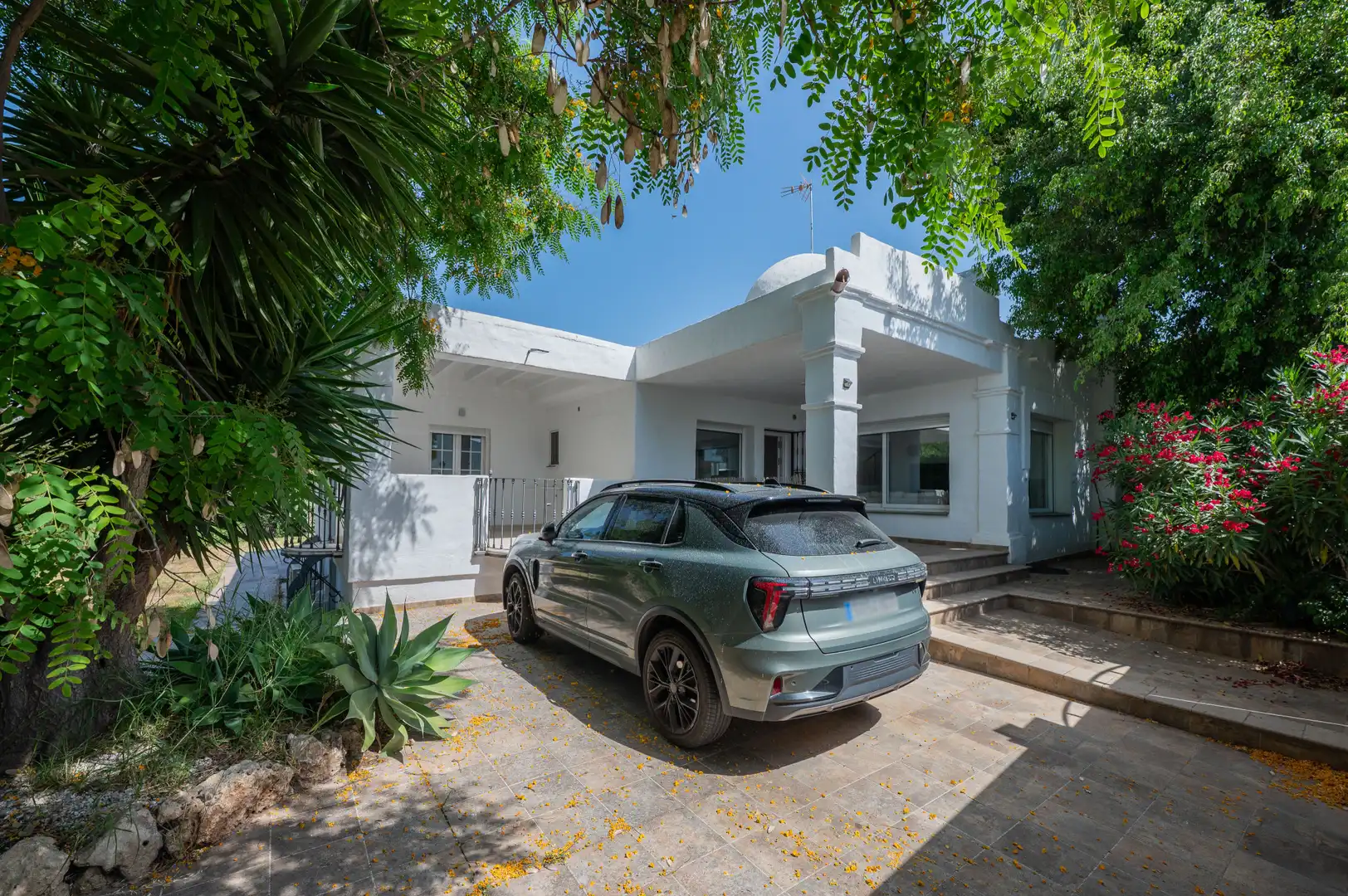Vista exterior de Casa o xalet en venda en Marbella amb Aire condicionat, Jardí privat i Terrassa