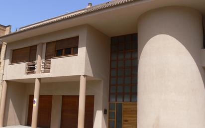 Vista exterior de Casa o xalet en venda en Mollerussa amb Aire condicionat, Terrassa i Piscina