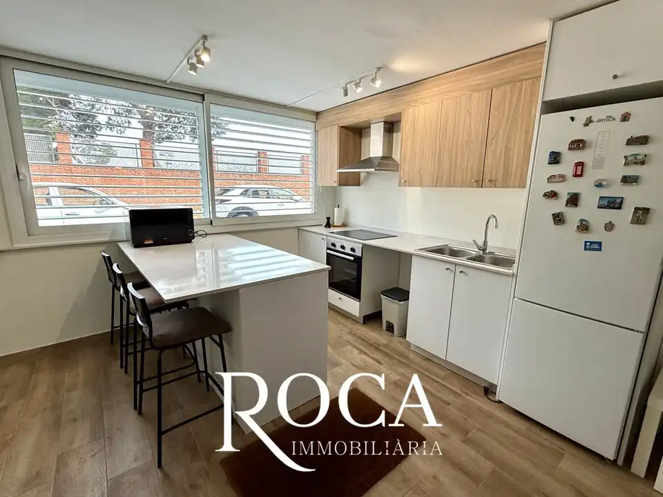 Vista exterior de Local en venda en Barcelona amb Aire condicionat, Calefacció i Moblat