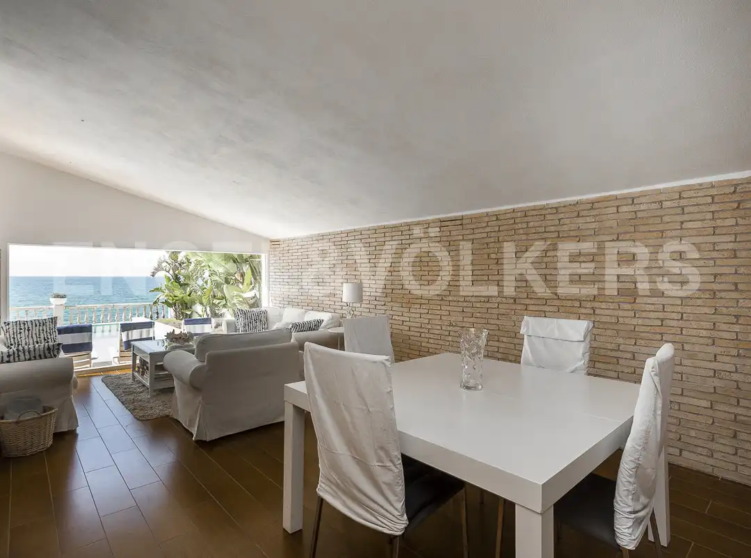 Sala d'estar de Casa o xalet en venda en Vilanova i la Geltrú amb Calefacció, Jardí privat i Piscina