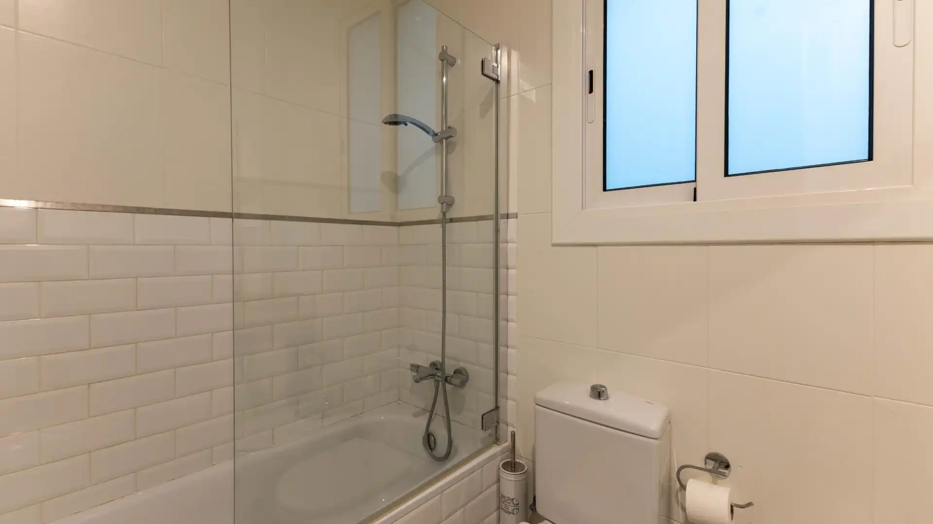 Badezimmer von Wohnung zum Verkauf in Barcelona mit Klimaanlage, Heizung und Parkett