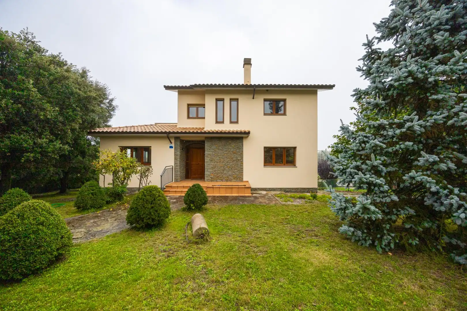 Vista exterior de Casa o xalet en venda en L'Esquirol amb Calefacció, Jardí privat i Terrassa