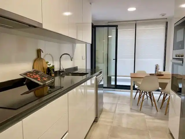 Cuina de Apartament en venda en Marbella amb Aire condicionat, Calefacció i Jardí privat