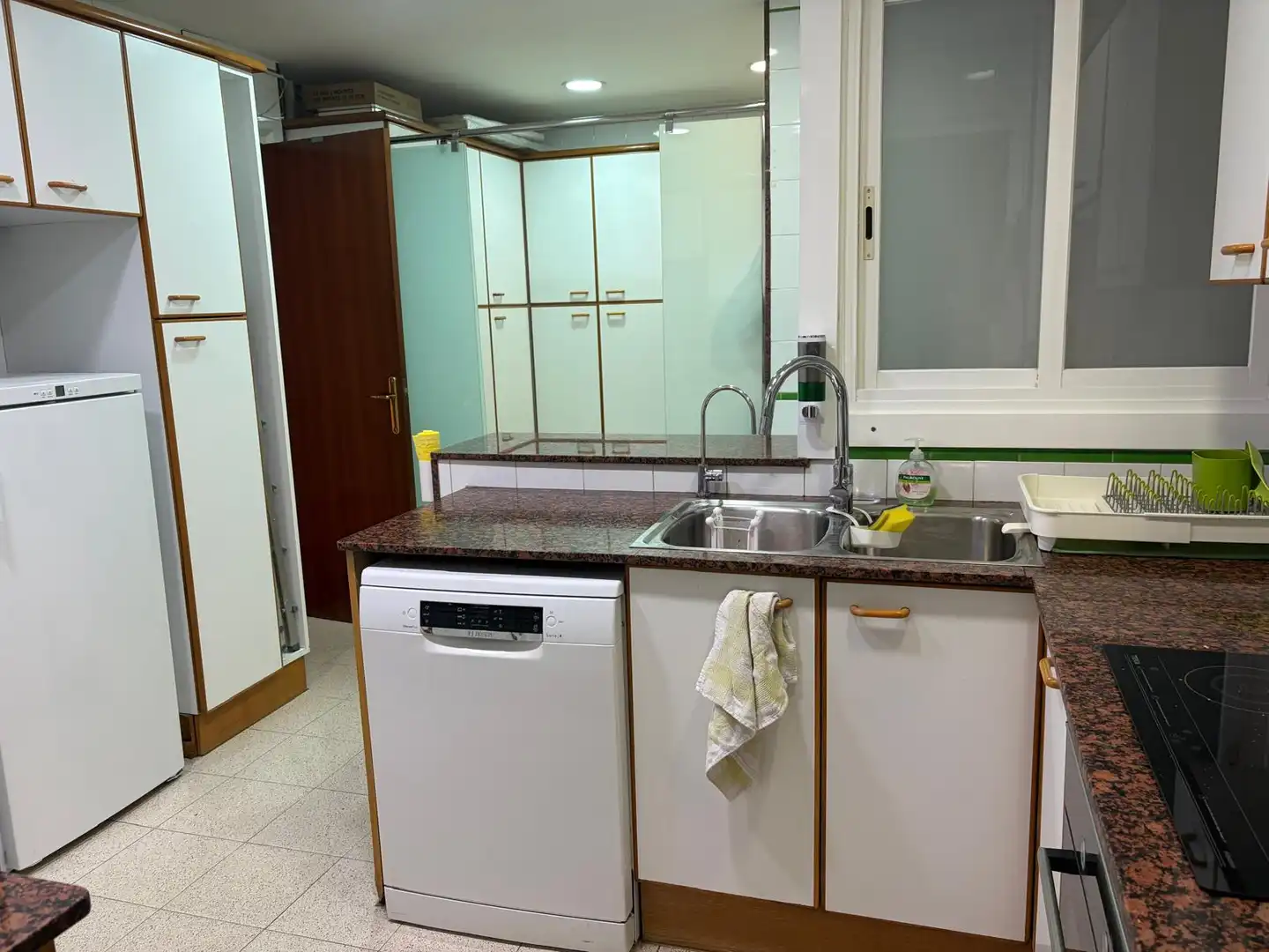 Cocina de Piso de alquiler en Barcelona con Aire acondicionado, Calefacción y Jardín privado