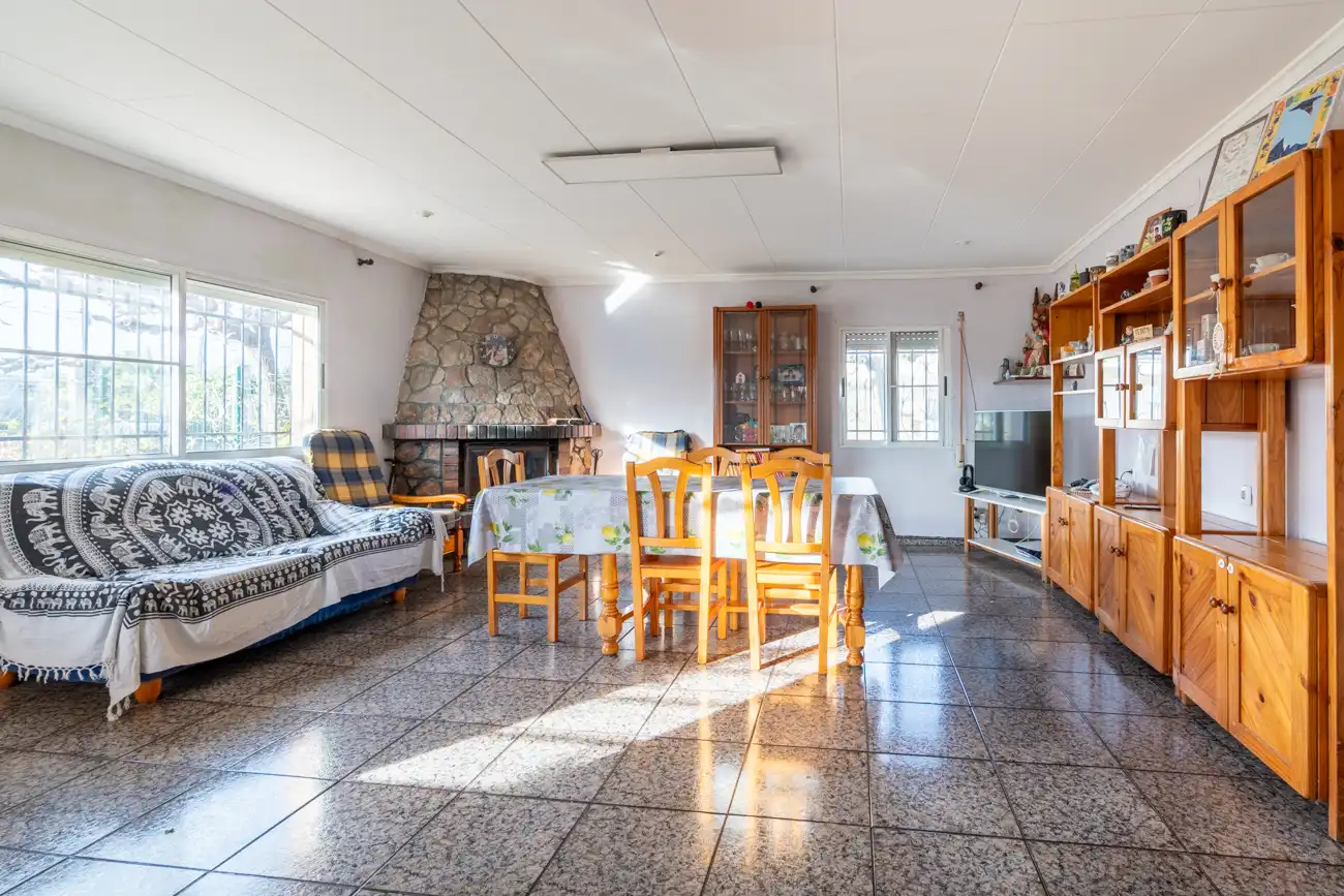 Country house zum Verkauf in Tortosa mit Privatgarten, Schwimmbad und Internet