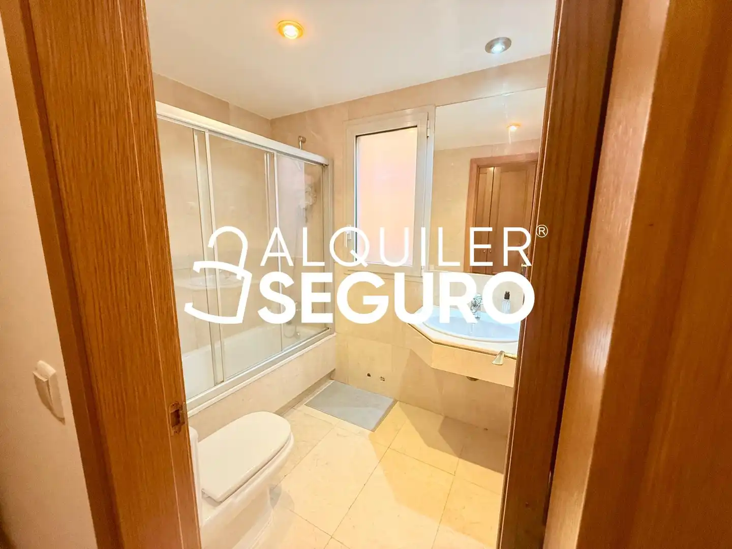 Bathroom of Flat for rent in Madrid  with Air Conditioner and Heating