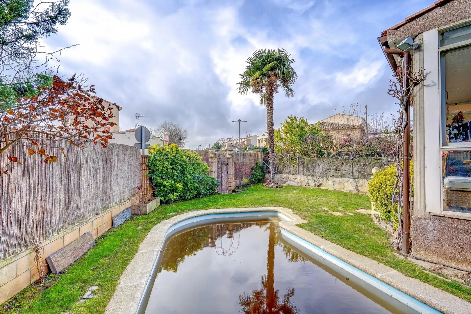 Garten von Einfamilien-Reihenhaus zum Verkauf in Anguciana mit Privatgarten, Abstellraum und Schwimmbad