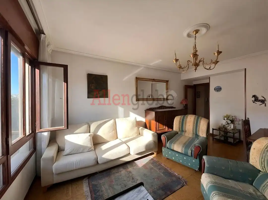 Sala de estar de Piso en venta en Oviedo  con Calefacción y Trastero