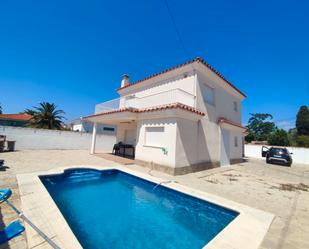 Vista exterior de Casa o xalet en venda en Vinaròs amb Aire condicionat, Terrassa i Piscina