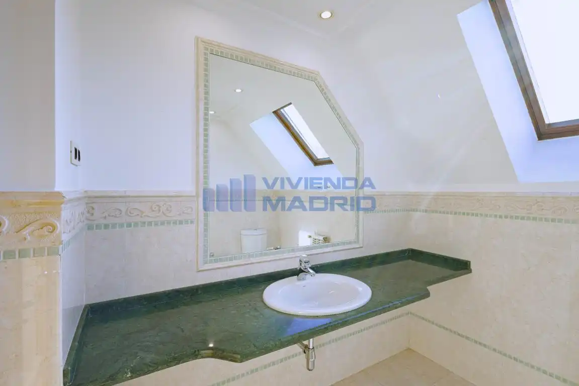 Bany de Casa o xalet en venda en Madrid amb Aire condicionat, Calefacció i Piscina