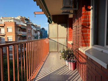 Pis amb balcó en venda a Nou Barris