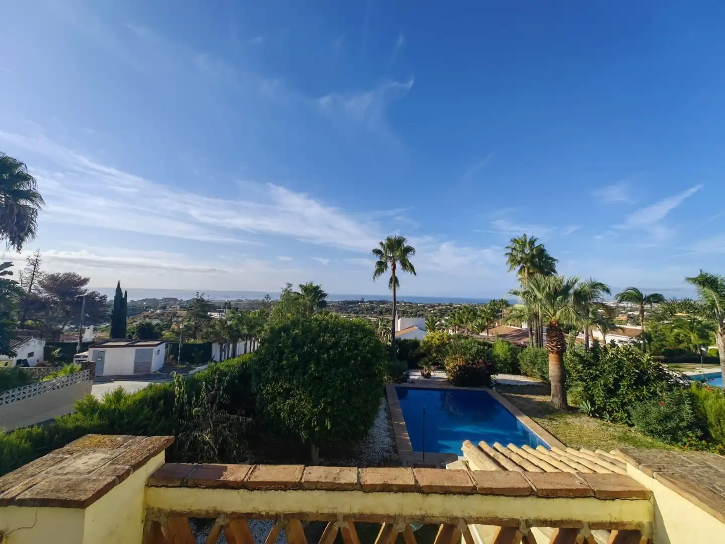 Vista exterior de Casa o xalet en venda en Estepona amb Aire condicionat, Jardí privat i Terrassa