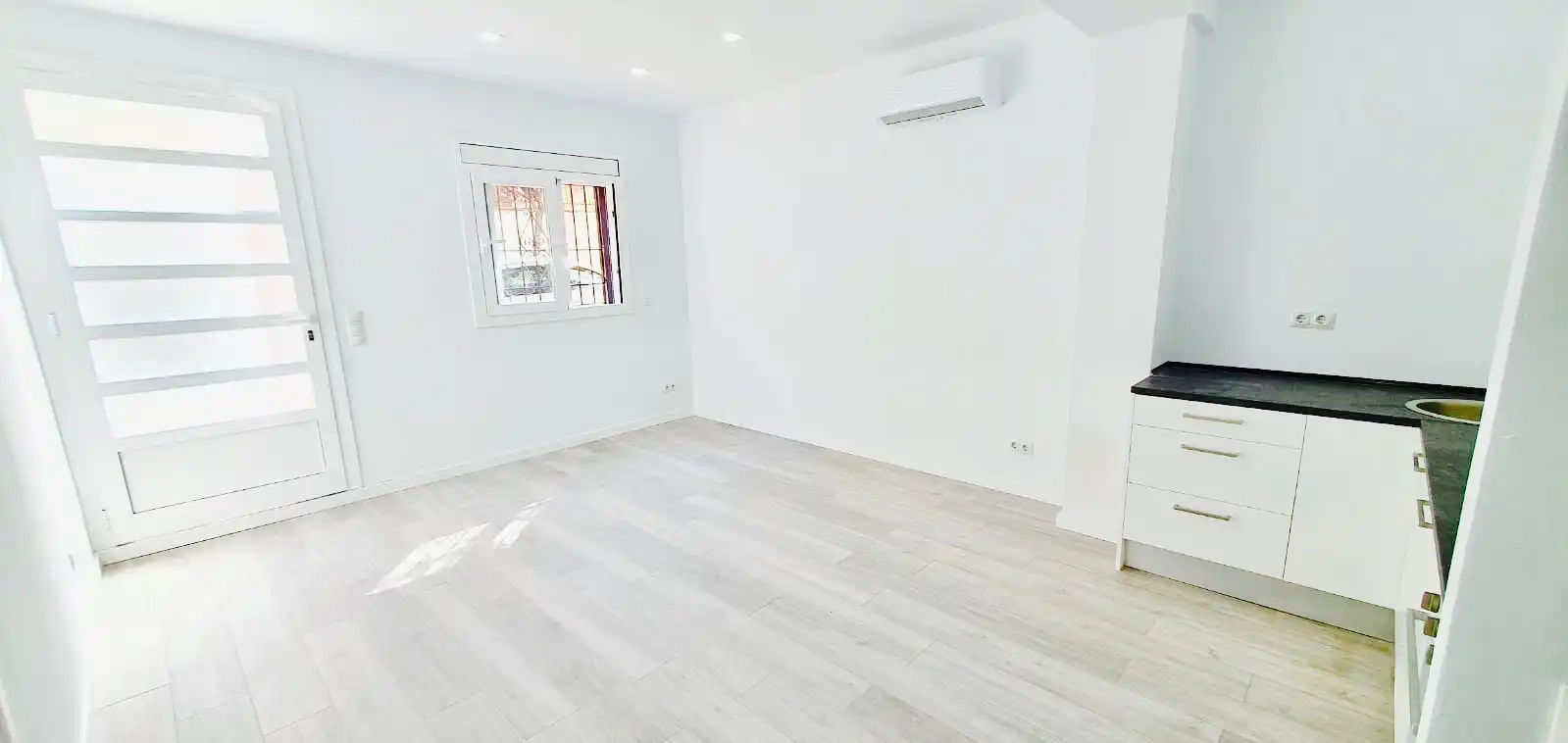 Dormitori de Planta baixa de lloguer en Barcelona amb Parquet i Forn