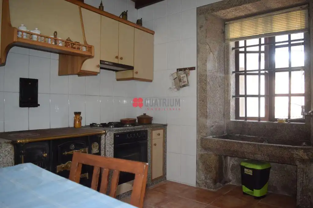 Cuina de Casa o xalet en venda en Santiago de Compostela  amb Jardí privat