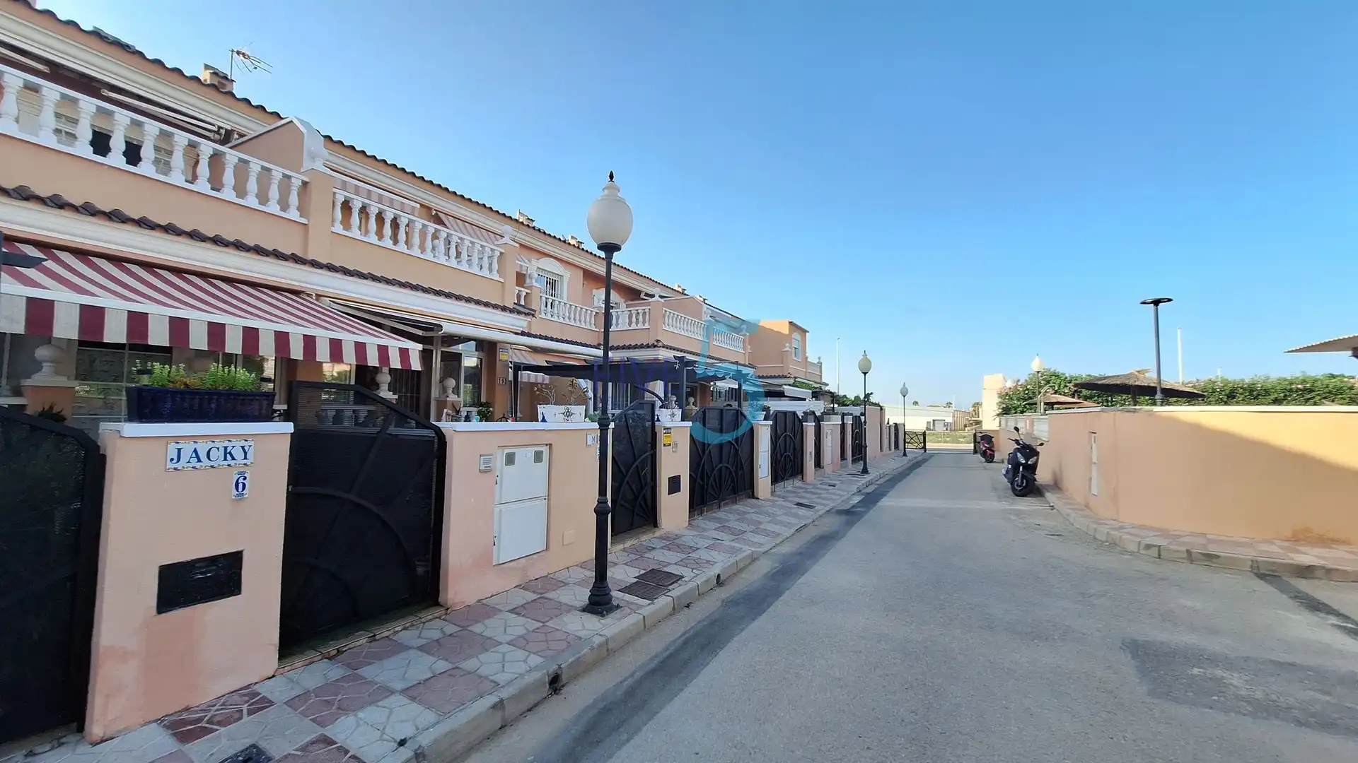 Außenansicht von Maisonette zum Verkauf in Santa Pola mit Terrasse, Abstellraum und Schwimmbad