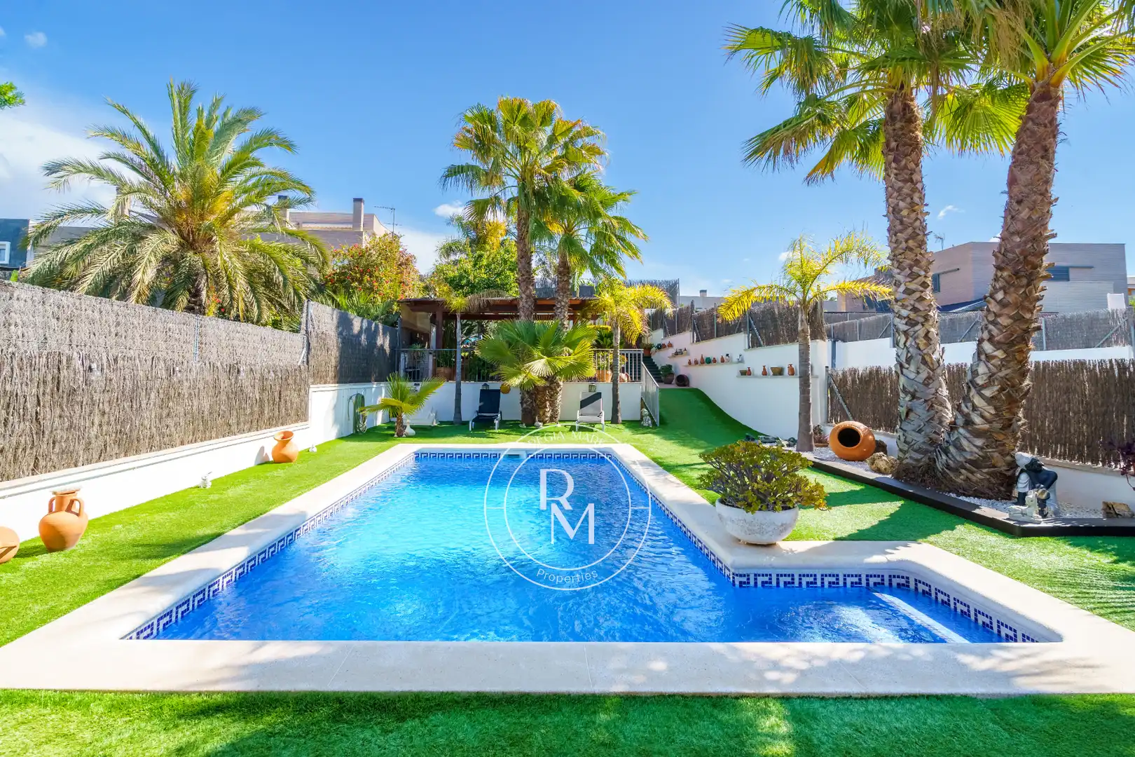 Piscina de Casa adosada en venta en Roda de Berà con Aire acondicionado, Calefacción y Jardín privado