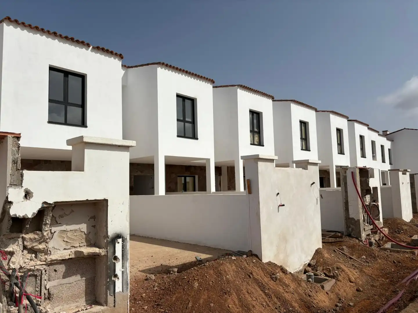 Vista exterior de Casa adosada en venda en La Oliva amb Jardí privat