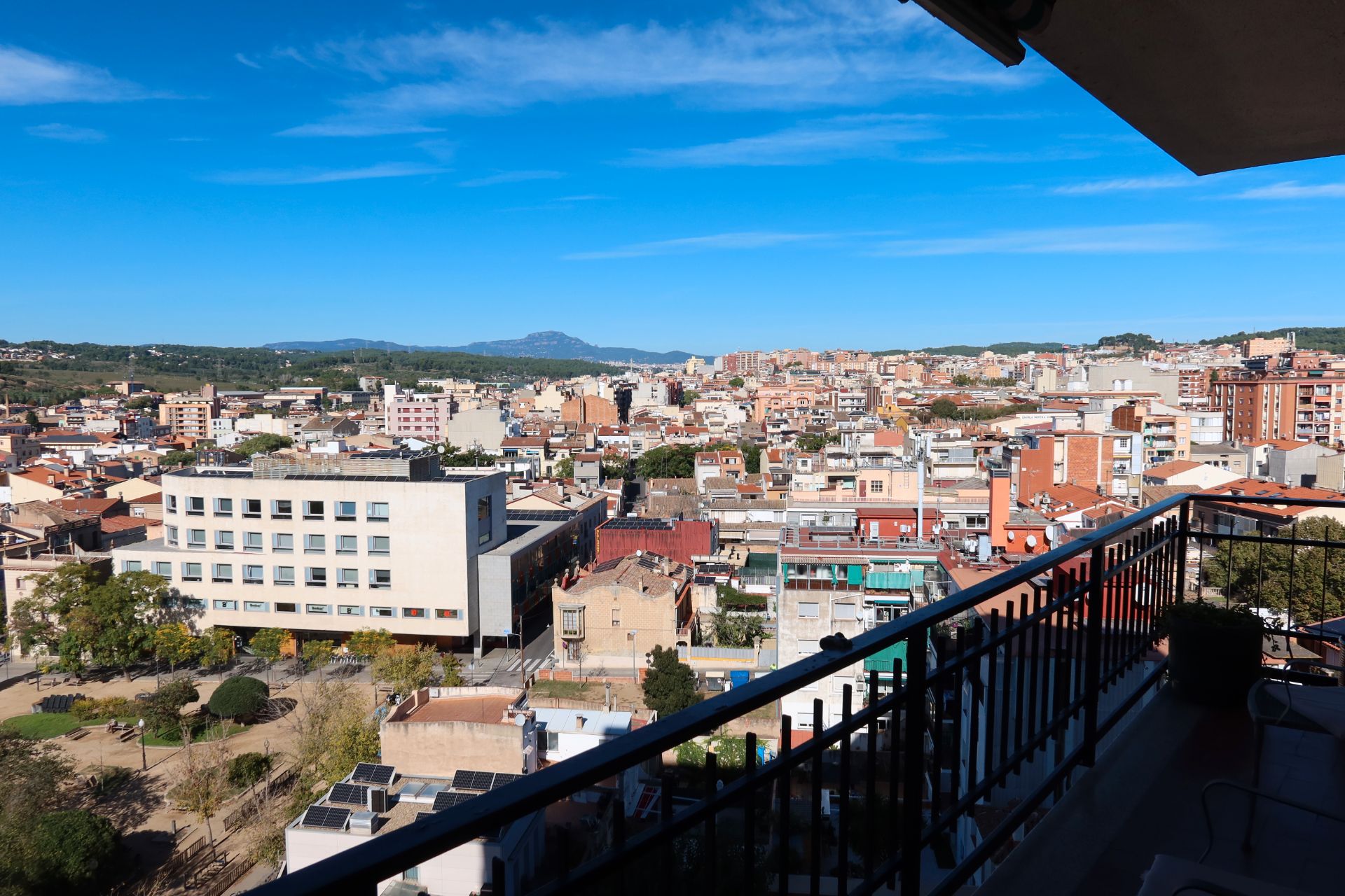 Vista exterior de Àtic per a compartir en Rubí amb Aire condicionat, Calefacció i Terrassa