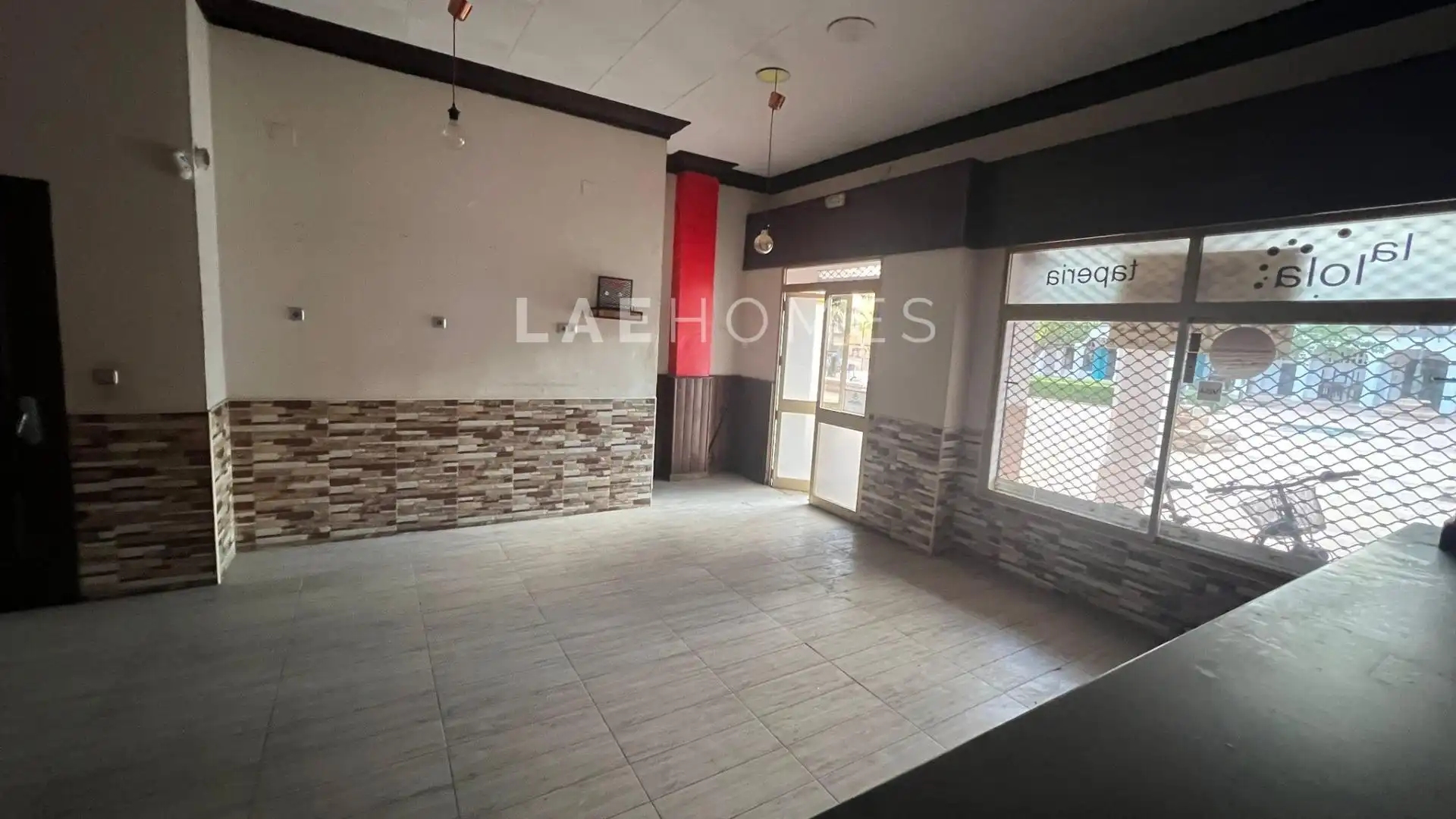 Business premises for sale in Avenida GLORIA FUERTES