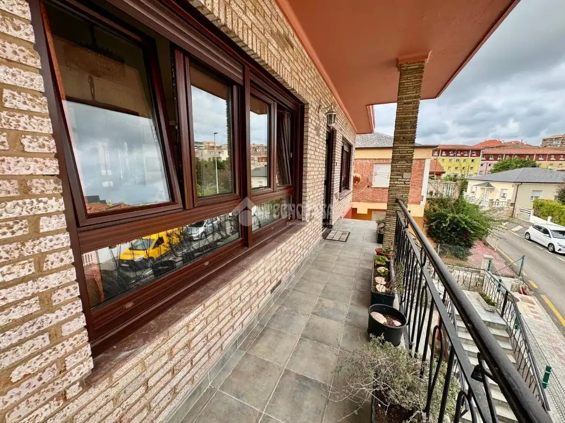 Terrassa de Casa o xalet en venda en El Astillero   amb Calefacció, Parquet i Terrassa