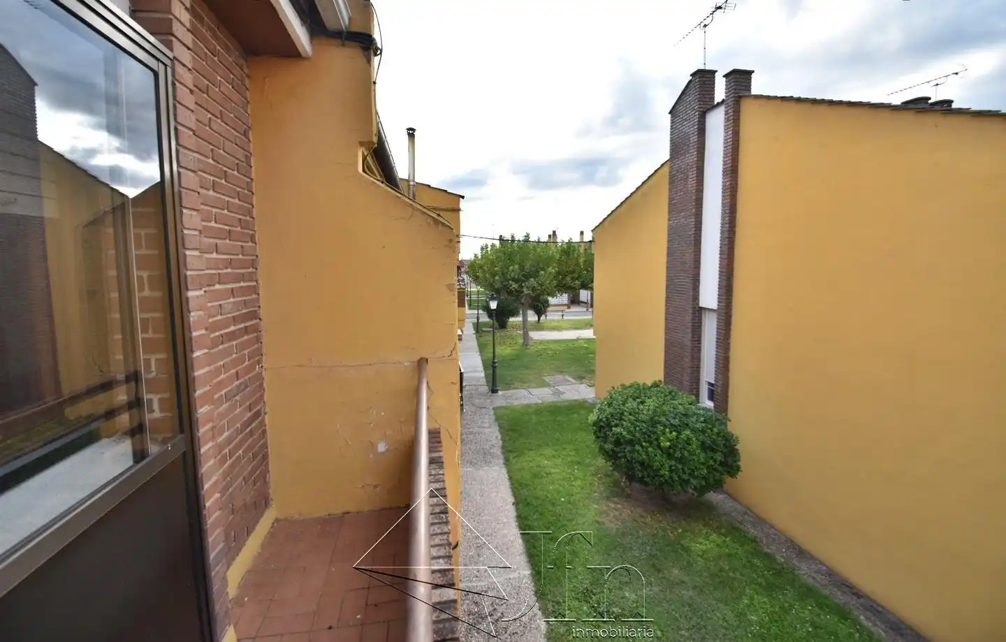 Außenansicht von Einfamilien-Reihenhaus zum Verkauf in Íscar mit Heizung und Balkon