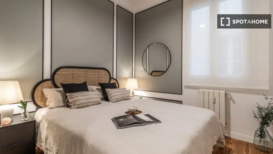 Dormitori de Apartament per a compartir en Madrid amb Aire condicionat, Terrassa i Moblat